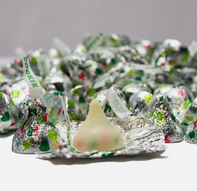 HERSHEY’S Sugar Cookie Kisses – Holiday White Crème Chocolate Candy, 5 Pound Bulk Christmas Pack